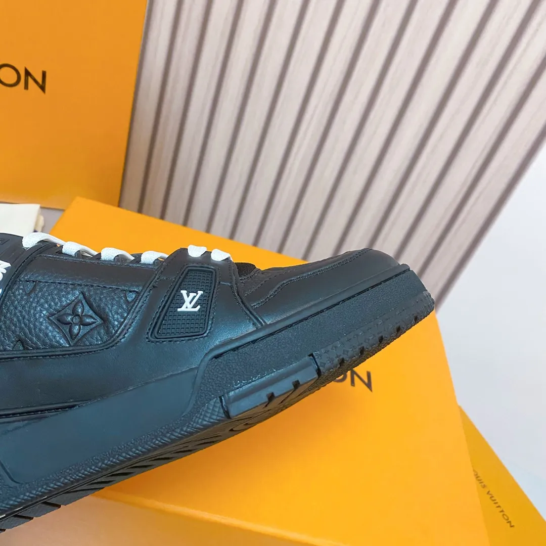 👟👟Ex-factory price 840👟👟 Lujia LV Trainer series Classic hot-selling sneakers are originally developed and heavily invested in quality building. The eye-catching innovation in the upgrading and re-engineering project. The upper is made of finely selected calf leather. Craftsmanship details: topstitching, handwritten notes. LV letters on the tongue and side. Louis Vuitton logo on the side in handwriting. Luggage tag on the side. LV on the back. U👟👟Ex-factory price cycling upcycled logo The outsole is decorated with Monogram flowers The outsole is all original T👟👟Ex-factory price U material, extremely high-grade and super wear-resistant Sixe: 35~46